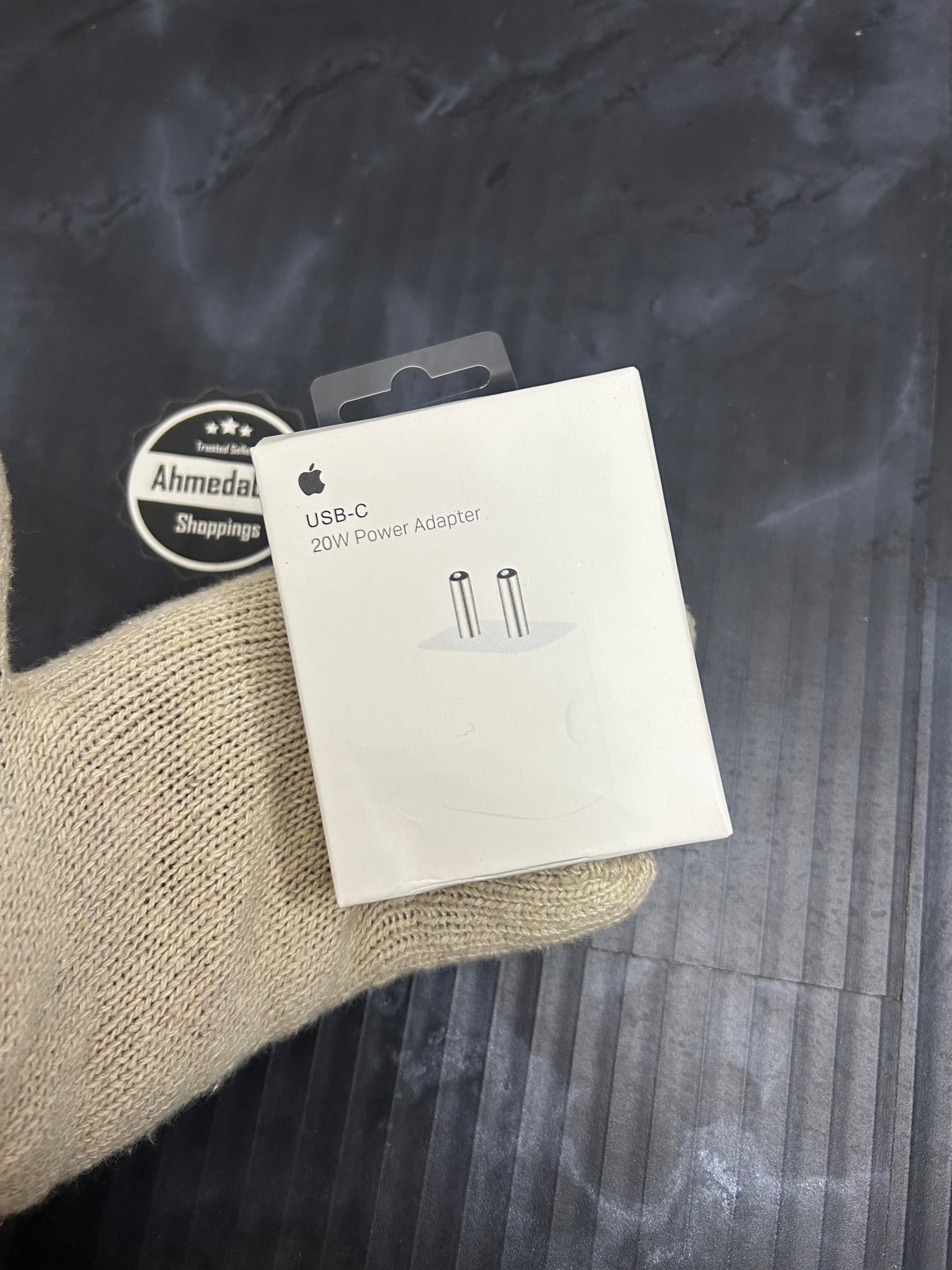 20W CHARGING DOCK AND C TO LIGHTNING CABLE COMBO AHMEDABAD SHOPPINGS